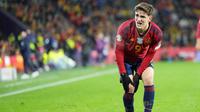 Pemain Spanyol, Gavi, meringis kesakitan karena mengalami cedera lutut saat melawan Georgia pada kualifikasi Euro 2024 Grup A di Stadion Jose Zorrilla, Valladolid, Spanyol, Senin (20/11/2023). Menurut laporan media Spanyol, pemain Barcelona tersebut mengalami cedera ACL. (AFP/Cesar Manso)
