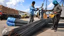 Pekerja menyiapkan baja yang akan diangkat untuk di kirim melalui Pelabuhan Sunda Kelapa, Jakarta, Kamis (15/12). Seperti diketahui bahwa pada 2015 lalu kebutuhan baja untuk infrastruktur mencapai 12,5 juta ton. (Liputan6.com/Angga Yuniar)
