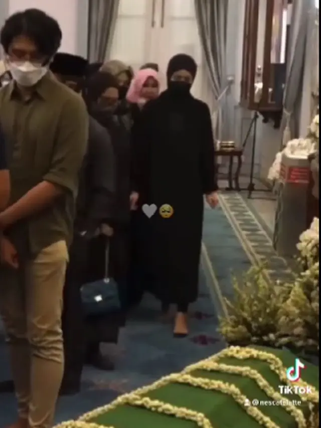 6 Momen Nabila Ishma Akhirnya Bertemu dengan Jenazah Eril, Duduk Lemas di Samping Peti
