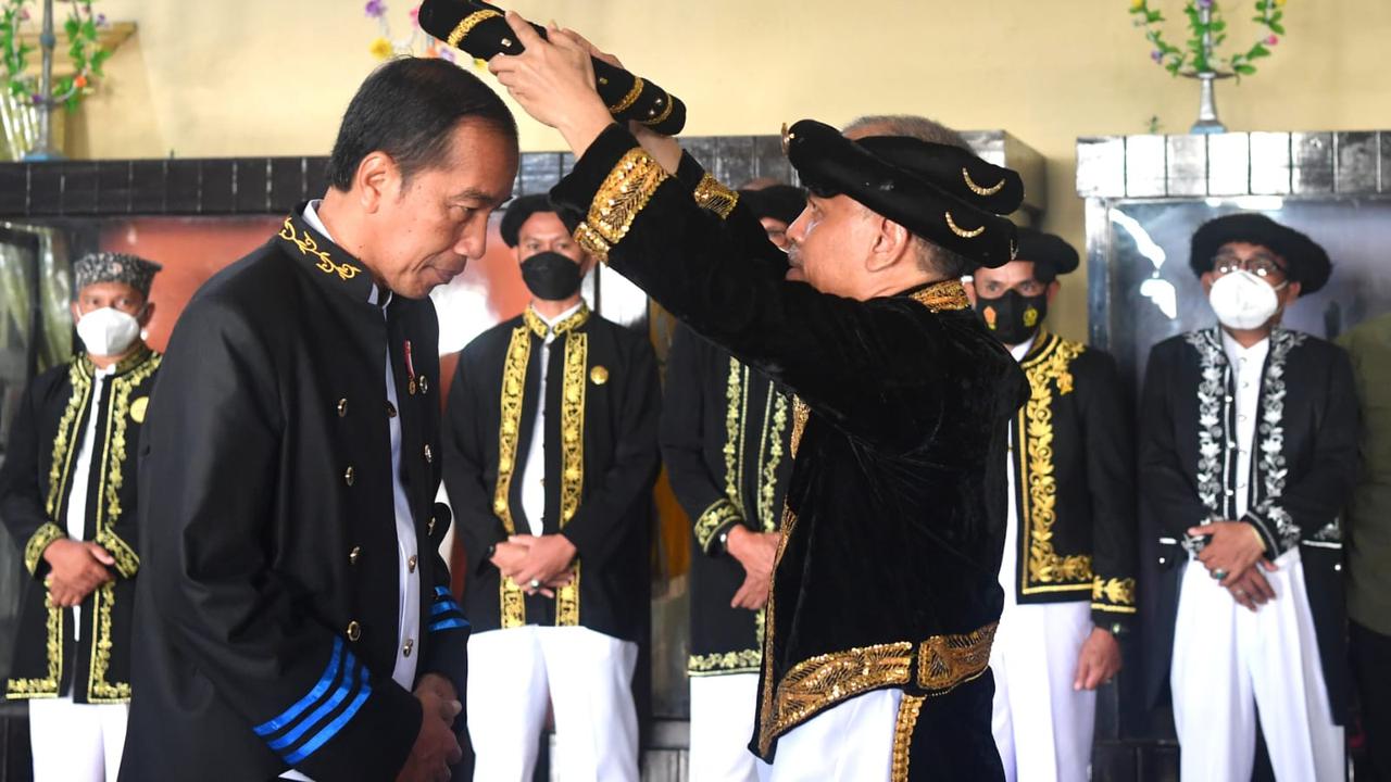 Presiden Joko Widodo atau Jokowi mengatakan gelar adat yang diterimanya dari Kesultanan Ternate dan Kesultanan Buton, menujukkan keberagaman Indonesia.