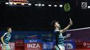 Ganda putra Indonesia, Marcus F Gideon/Kevin Sanjaya Sukomuljo mengembalikan kok ke Ong Yew Sin/Teo Ee Yi (Malaysia) di 16 besar Indonesia Open 2018, Istora GBK, Jakarta, Kamis (5/7). Kevin/Marcus unggul 21-18, 21-12. (Liputan6.com/Helmi Fithriansyah)