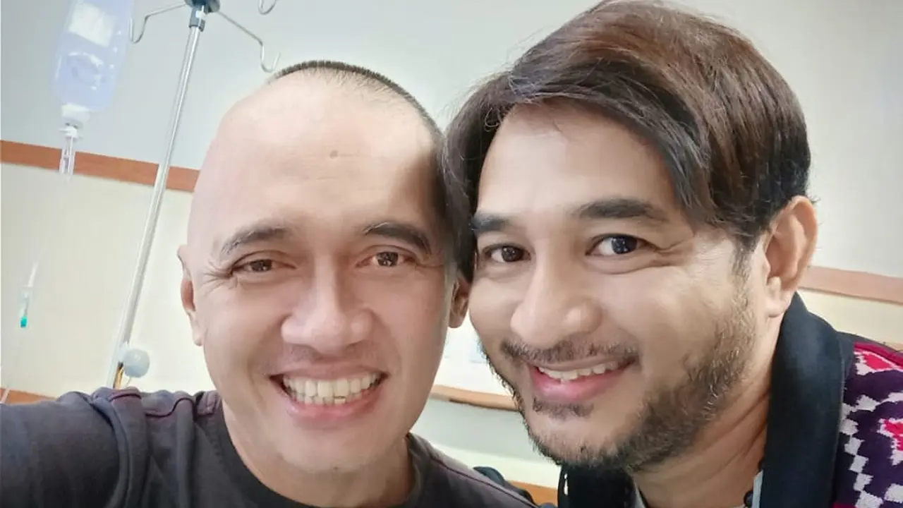 Jeremy Teti saat menjenguk Agung Hercules (Liputan6.com/ Sapto Purnomo)