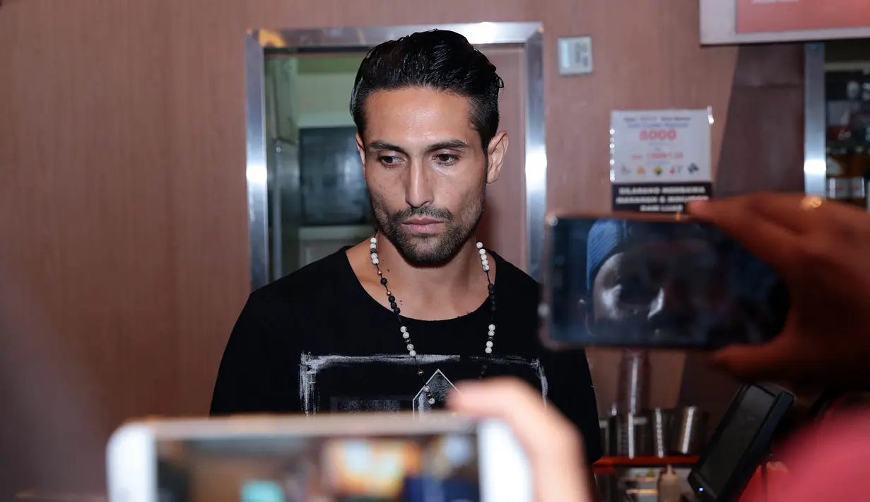 Gaston mengaku sejak lama ingin menjenguk mantan istrinya tersebut. Ia memohon agar ikut mendoakan mantan istrinya tersebut. (Deki Prayoga/Bintang.com)