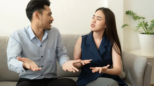 perempuan dan pasangan 12 juli tengkar