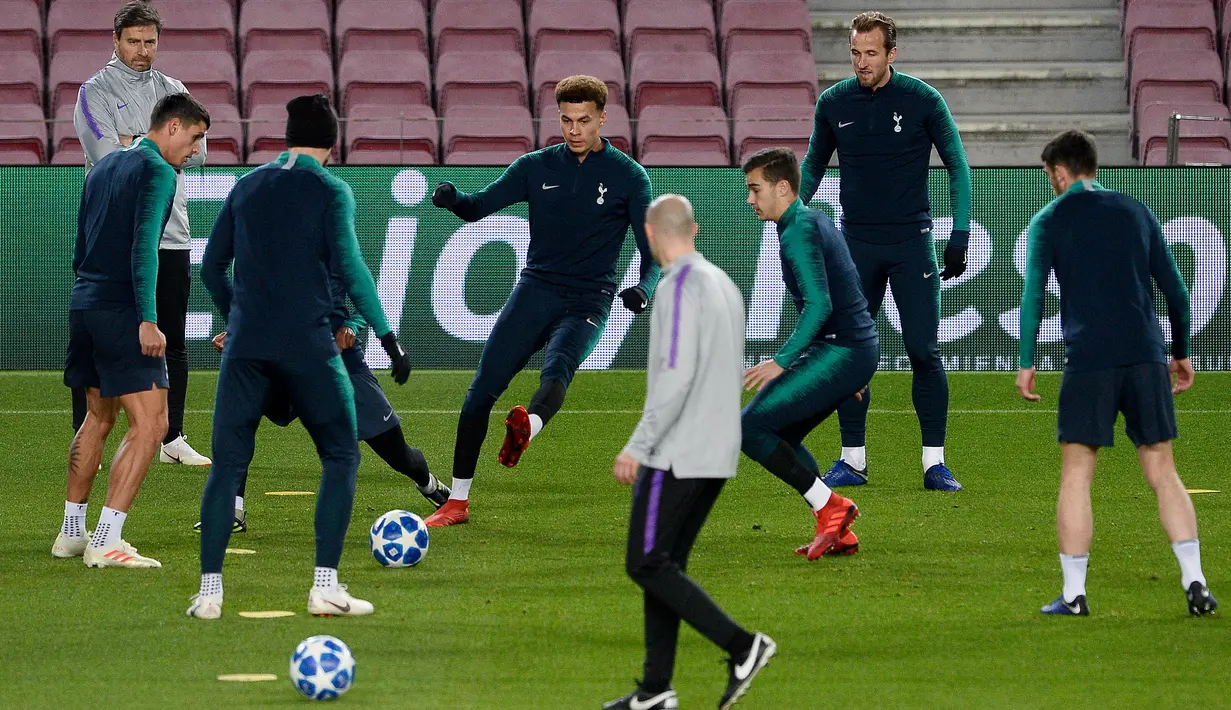 Sejumlah pemain Tottenham Hotspur mengikuti sesi latihan jelang menghadapi laga penentuan melawan Barcelona pada grup B Liga Champions di stadion Camp Nou, Barcelona (10/12). (AFP Photo/Josep Lago)