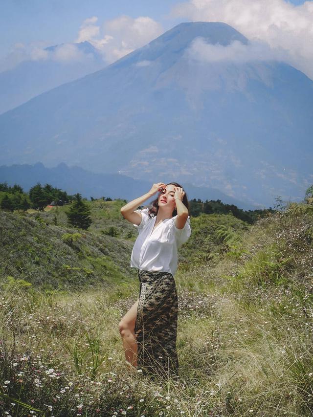 7 Potret Naomi Zaskia saat Ikut Mendaki Gunung Prau, Semangat Banget