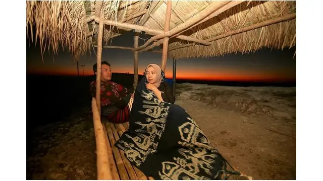 Menikmati sunset bareng pasangan adalah hal yang romantis.