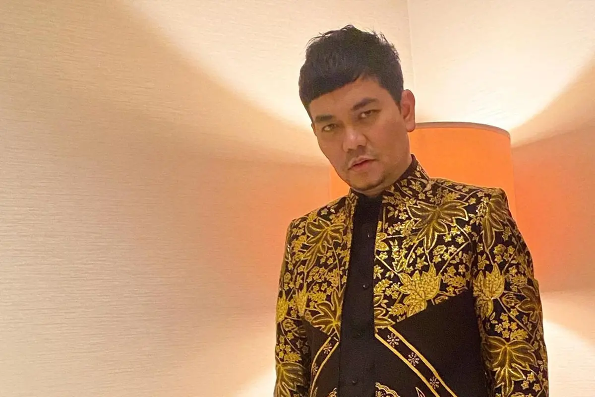 FOTO: Mirip Pemain Money Heist Korea, Gaya Indra Bekti Berponi Ini Curi Perhatian
