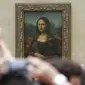 Pengunjung melihat lukisan Monalisa di Museum Louve, Paris, Rabu (29/6/2016). (Bola.com/Vitalis Yogi Trisna)