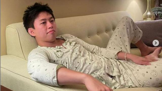 Unggah Foto Sebelum Tidur, Rich Brian Pakai Piyama Gambar Hello Kitty