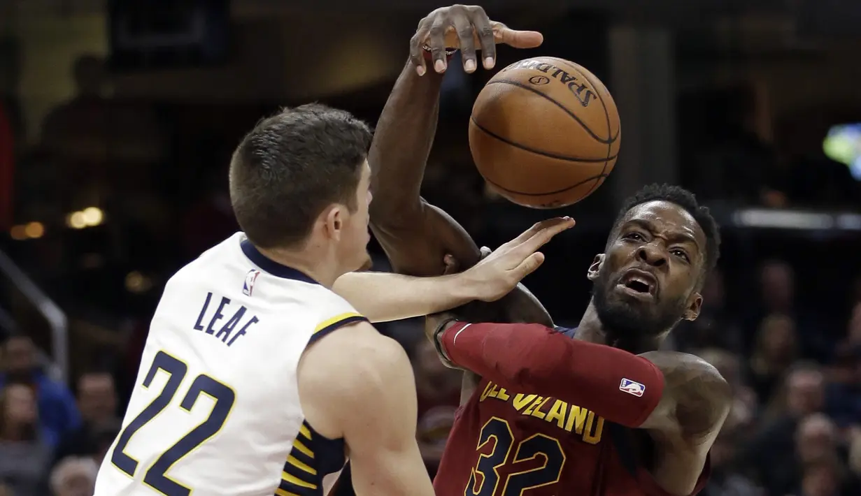 Pemain Cleveland Cavaliers, Jeff Green (32) berduel dengan pemain ndiana Pacers, T.J. Leaf (22) pada laga NBA basketball di Quicken Loans Arena, Cleveland, Kamis, (2/11/2017) pagi WIB. Cleveland kalah 107-124. (AP/Tony Dejak)
