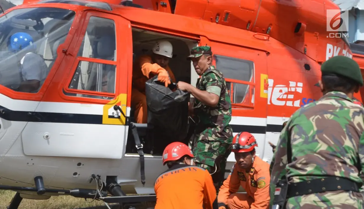 Tim gabungan evakuasi pendaki Gunung Rinjani membawa kantung jenazah saat tiba di Kantor Kecamatan Sembalun, Lombok Timur, NTB, Selasa (31/7). Evakuasi pendaki Gunung Rinjani dilakukan dua tahap. (Liputan6.com/HO/Pendam Udayana)
