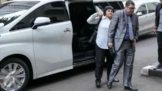 Pengacara Abdul Aziz alias Daeng Aziz, Razman Arif Nasution tiba di Polda Metro, Jakarta, Rabu (24/2).  Aziz akan diperiksa terkait bisnis prostitusi serta keberadaan minuman keras dan ratusan senjata tajam di kafenya. (Liputan6.com/Yoppy Renato)