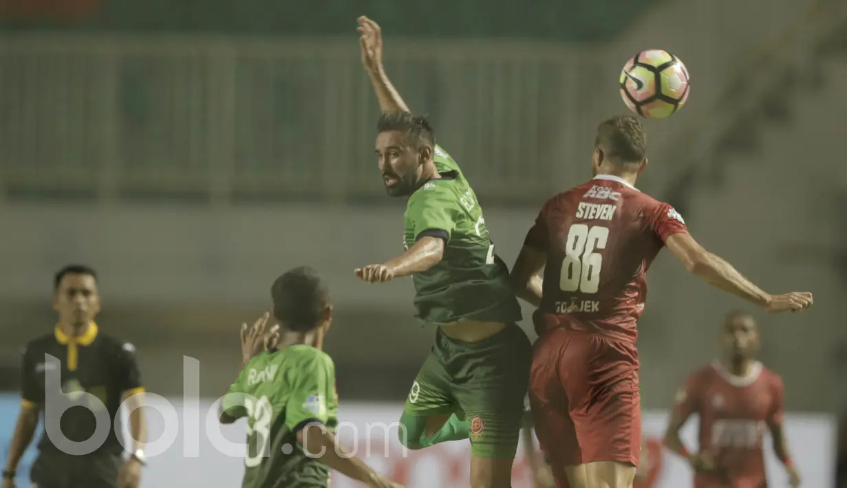 Pemain PS TNI, Elio Martins, duel udara dengan pemain PSM Makassar, Steven pada laga Liga 1 Indonesia di Stadion Pakansari, Bogor (15/05/2017). PS TNI menang 2-1. (Bola.com/M Iqbal Ichsan)