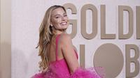Margot Robbie di Golden Globe Awards 2024 atau Golden Globes. (Jordan Strauss/Invision/AP)