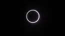 Potret gerhana matahari cincin yang menghiasi langit La Reunion, Samudera Hindia, Kamis (1/9). Beberapa kota di luar negeri menjadi saksi dari gerhana Matahari cincin alias solar eclipse ini. (AFP PHOTO/Richard BOUHET)