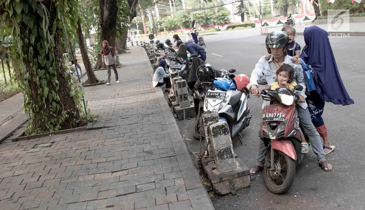 Pengendara sepeda motor parkir di sekitar Taman Suropati, Jakarta, Selasa (28/8). Meski terpampang rambu larangan parkir dan berhenti, pengendara tetap parkir di sekitar taman. (Liputan6.com/Immanuel Antonius)