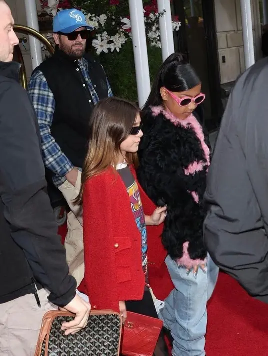 Menambah gayanya semakin eklektik, ia tampil dengan kacamata hitam yang secara instan menambah gayanya. [Foto: Instagram/ Penelope Disick]