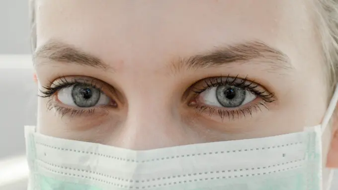 Ilustrasi Perempuan pakai masker