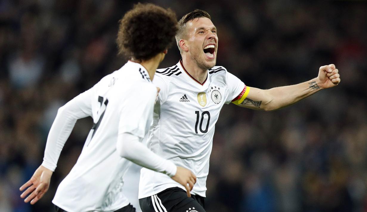 Gelandang Jerman, Lukas Podolski, melakukan selebrasi usai mencetak gol ke gawang Inggris. Podolski mainkan laga pertamanya bersama Jerman melawan Hungaria di usia 19 tahun pada 6 Juni 2004. (EPA/Friedemann)