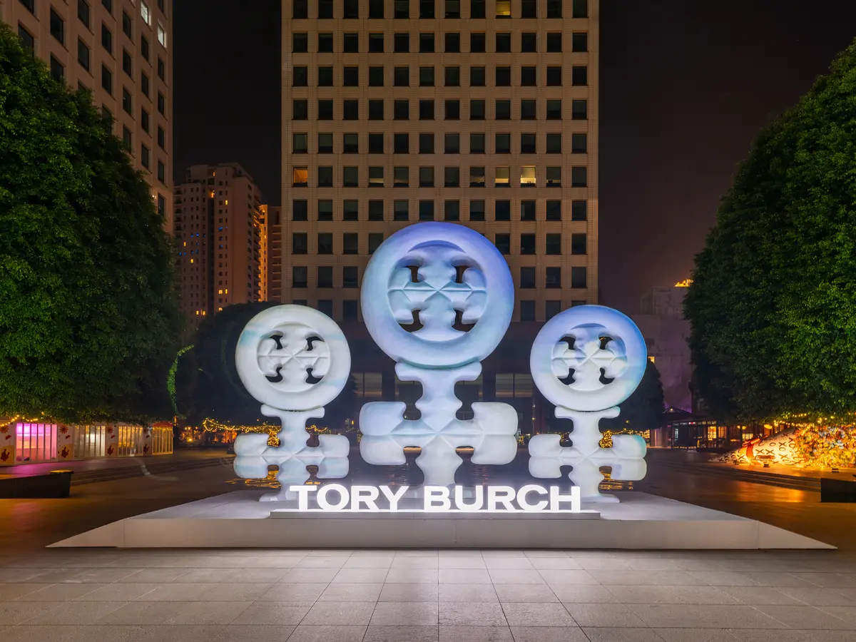 Tory Burch Indonesia Rayakan 1 Dekade dengan Koleksi Tas Ekslusif dan Instalasi Logo Raksasa di Plaza Senayan Fashion Fimela