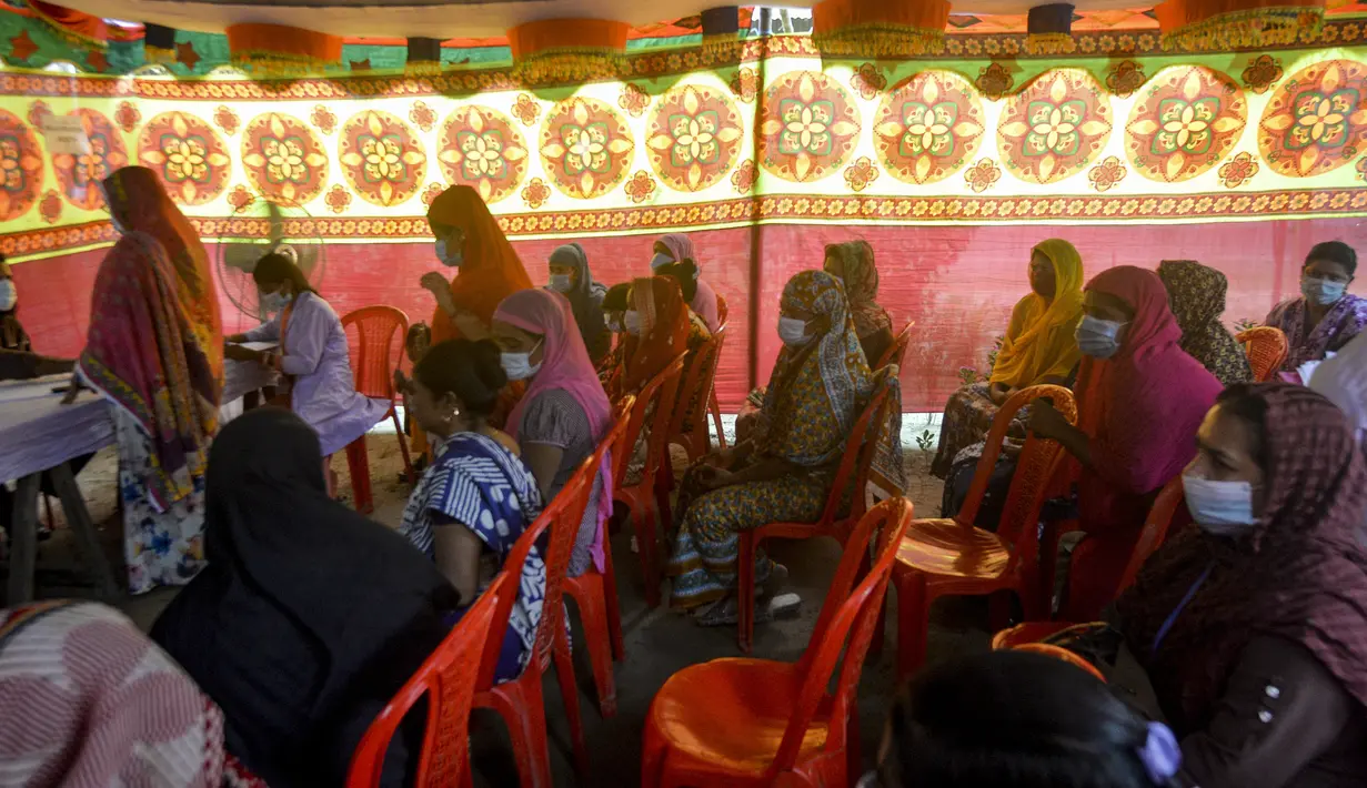 Para pekerja seks komersial (PSK) menunggu saat mengikuti vaksinasi COVID-19 di Daulatdia, Bangladesh, 18 Agustus 2021. Bangladesh terus menggencarkan vaksinasi COVID-19, kegiatan ini turut menyasar para PSK di pusat prostitusi. (Munir Uz zaman/AFP)