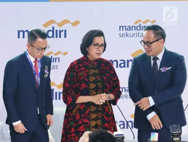 Menkeu Sri Mulyani (kedua kanan), Dirut Bank Mandiri Kartika Wirjoatmodjo (kanan), Dirut Mandiri Sekuritas Silvano Rumantir dan Global Strategist Jefferies Sean Darby (kiri) dalam Mandiri Investment Forum di Jakarta, Rabu (7/2).(Liputan6.com/Angga Yuniar)