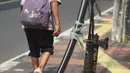 Pejalan kaki melintasi samping instalasi kabel yang semrawut di Jalan Kyai Maja, Kebayoran Baru, Jakarta Selatan, Rabu (11/11/2020). Kurangnya penataan menjadi penyebab instalasi kabel di Ibu Kota kian semrawut sehingga mengganggu kenyamanan serta keselamatan warga. (Liputan6.com/Immanuel Antonius)