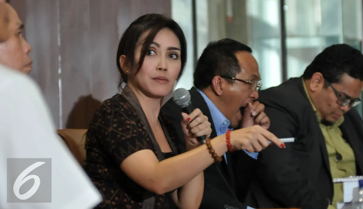 Ketua Pansus Pelindo II Rieke Diah Pitaloka saat menjadi narasumber diskusi Dialektika Demokrasi yang mengambil tema Dimana Muara Pelindo gate di Jakarta. Jumat (13/11/2015). (Liputan6.com/Johan Tallo)