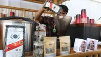 Barista meracik kopi Kopi Rollaas  milik Holding Perkebunan Nusantara (PTPN Group) di Indonesia Pavilion saat  IMF-World Bank 2018, Nusa Dua, Bali, Kamis (11/10). Kopi ini dapat dinikmati delegasi IMF-World Bank 2018. (Liputan6.com/Angga Yuniar)