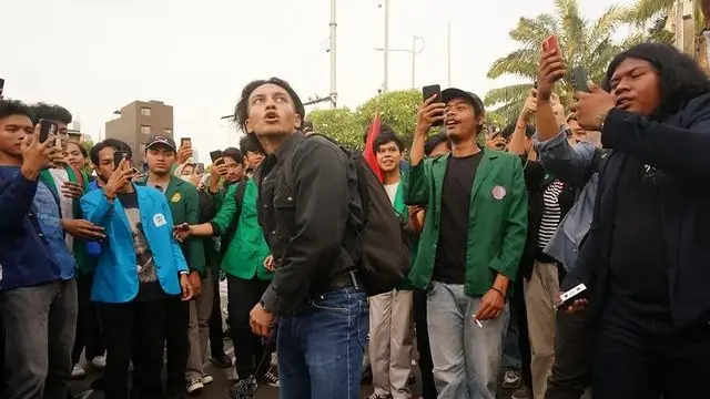 8 Potret Jefri Nichol Ikut Aksi Demo Tolak UU Cipta Kerja di DPR, Jadi Sorotan