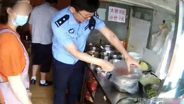 Satu pot besar minyak cabai mengandung zat adiktif disita (OddityCentral/Kepolisian Lianyungang)