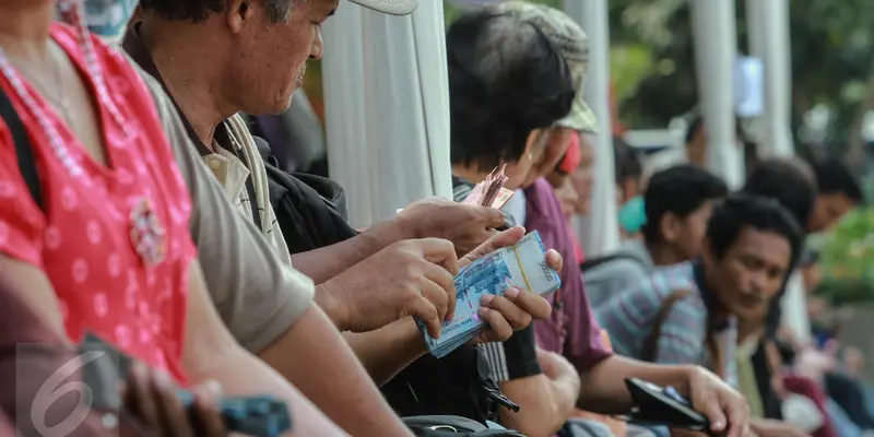 20150630-Warga Mulai Serbu Gerai Penukaran Uang di Monas-Jakarta 1