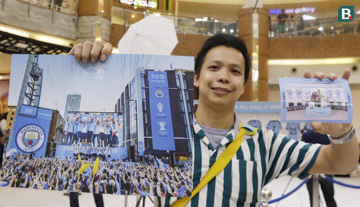 Fans menunjukan poster usai jumpa dengan legenda Manchester City, Paul Paul Dickov, di Mall Summarecon Serpong, Sabtu (29/09/2019). Selain menjumpai fans, acara tersebut juga dalam rangka Tur Trofi Centurion Manchester City. (Bola.com/M Iqbal Ichsan)