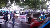 Sejumlah warga melakukan aksi kumpul koin sebagai bentuk dukungan terhadap KPU yang kekurangan dana pelaksanaan Pilkada. (Liputan6.com/Yoseph Ikanubun)