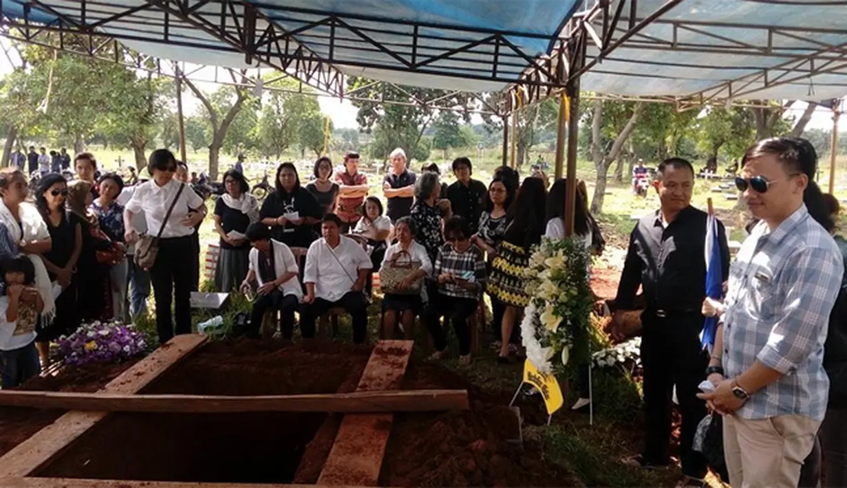 Suasana haru mengiringi pemakaman presenter kuis yang begitu dekat di hati pemirsa karena gayanya yang khas, berputar-putar seperti pebalet saat membawakan acara ini. (dok. Facebook)