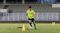 Pemain keturunan Kai Boham mengikuti sesi latihan Timnas Indonesia U-19 jelang Piala AFF U-19 2022 di Stadion Madya, Jakarta, Selasa (21/6/2022). (Bola.com/M Iqbal Ichsan)