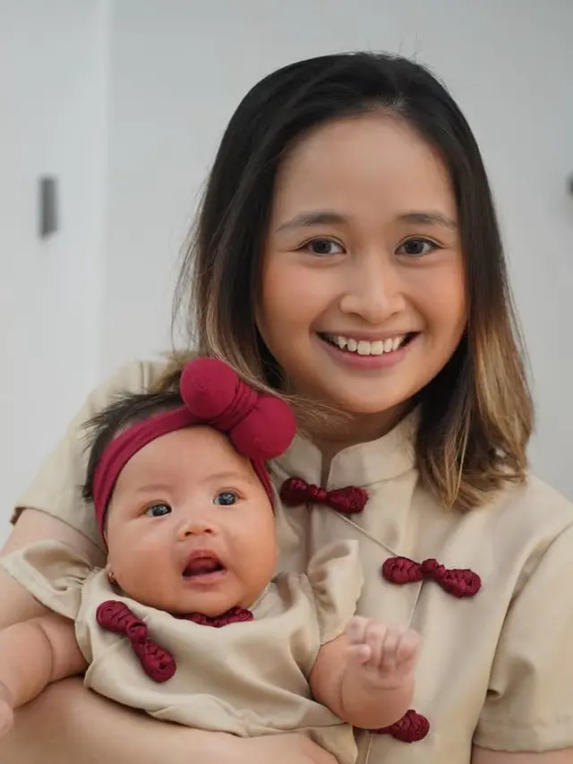 Tampilan Menggemaskan Anak Artis Kenakan Baju Tradisional China saat Imlek 2025.