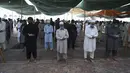 Umat muslim mengenakan masker saat melaksanakan salat Jumat berjemaah selama Ramadan di Masjid Jamia, Rawalpindi, Jumat (1/5/2020). Umat muslim dunia melaksanakan Ramadan tahun ini di tengah pandemi COVID-19. (Aamir QURESHI/AFP)