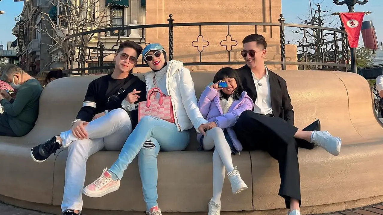 Potret liburan Verrel Bramasta bersama keluarga ke Jepang. [Foto: Instagram/bramastavrl]