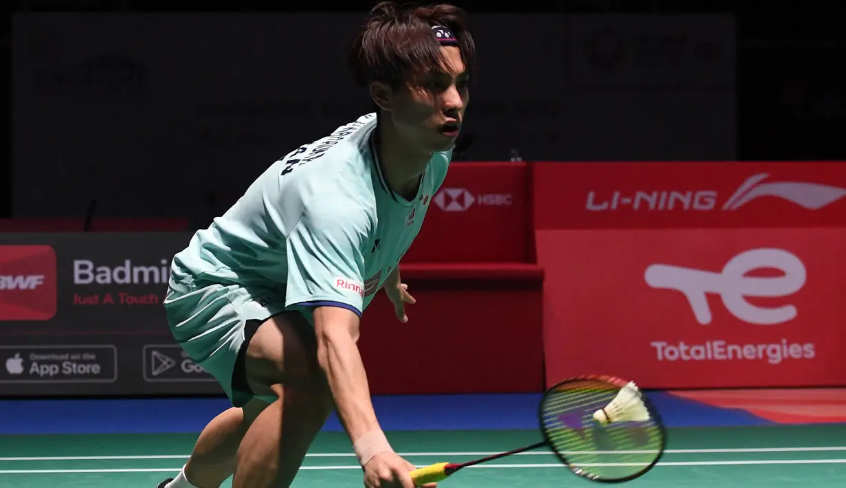 Di game kedua laga berlangsung ketat sejak awal. Bahkan saat interval, Kodai Naraoka justru unggul tipis 11-10 atas Anthony Sinisuka Ginting. (AFP/Roslan Rahman)