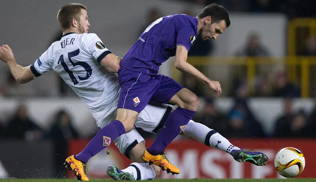 Bek Tottenham, Eric Dier, menekel pemain Fiorentina, Milan Badelj. Sedangkan kedua gol lainnya dicetak oleh Eric Lamela dan gol bunuh diri Gonzalo Rodriguez. (EPA/Andrew Cowie)