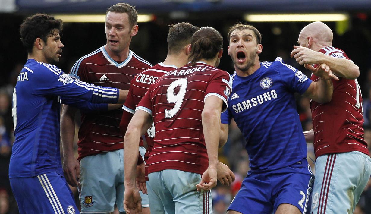 Bek Chelsea, Branislav Ivanovic, terlibat adu mulut dengan bek West Ham, James Collins, saat laga boxing day Premier League di Stadion Stamford Bridge, Inggris, Jumat (26/12/2014). (AFP/Ian Kington)