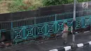 Personel Satpol PP berjaga di sekitar trotoar kawasan Senen, Jakarta, Kamis (22/11). Penjagaan itu menyebabkan trotoar di kawasan Senen bebas dari PKL yang biasa berjualan pakaian bekas. (Liputan6.com/Immanuel Antonius)