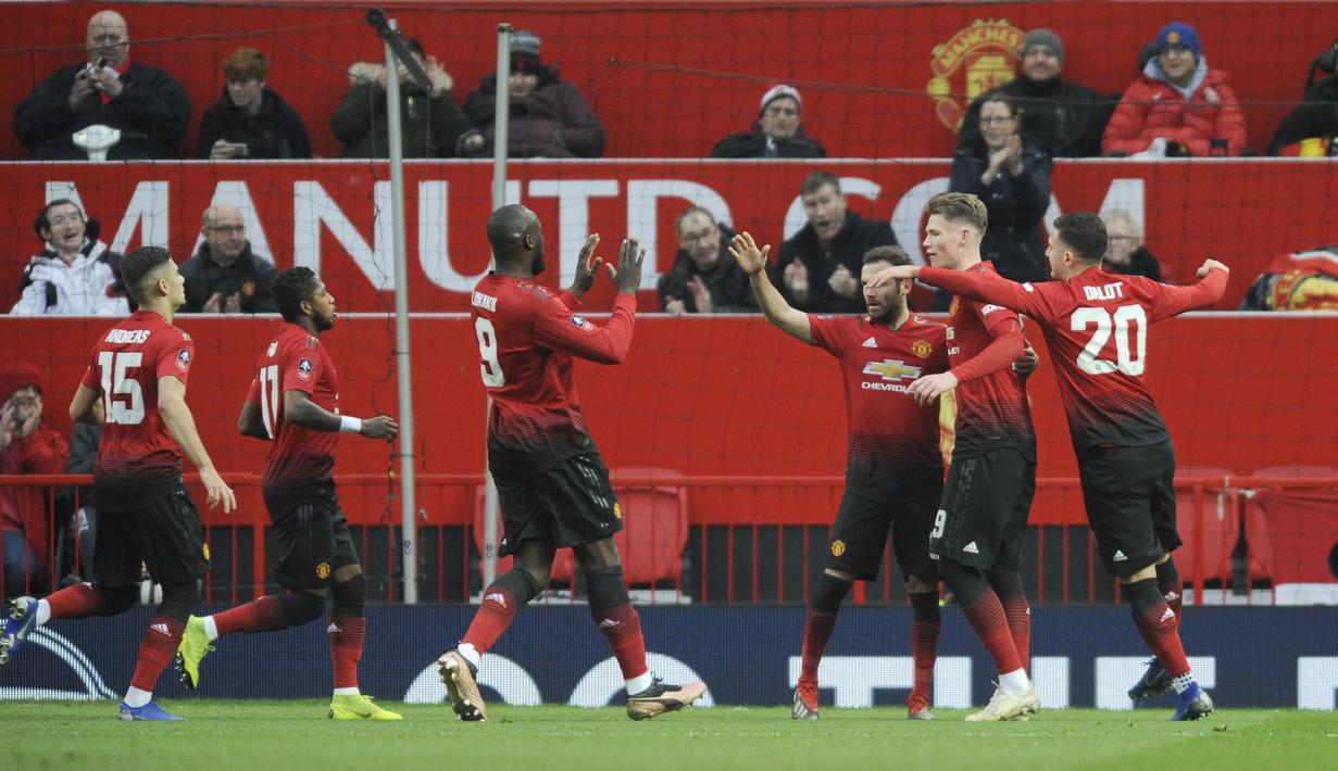 Para pemain Manchester United merayakan gol yang dicetak oleh Juan Mata ke gawang Reading pada laga Piala FA di Stadion Old Trafford, Sabtu (5/1). Manchester United menang 2-0 atas Reading. (AP/Rui Vieira)