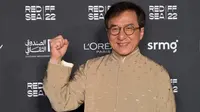 Aktor dan sineas Hong Kong, Jackie Chan, berpose dalam upacara penutupan edisi kedua Red Sea International Film Festival (RSFF) di Jeddah, Arab Saudi (8/12/2022). (AMMAR ABD RABBO/AFP)