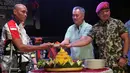 Pendaki gunung tunadaksa berkaki satu, Sabar Gorky (kiri) bersama Pendiri Yayasan Artha Graha Peduli Tomy Winata (tengah) dan Komandan Korps Marinir TNI AL Mayjen Buyung Lalana saat konpers, Jakarta, (18/2). (Liputan6.com/JohanTallo)