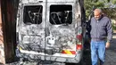 Dan, hampir setiap hari para pemukim Yahudi di Tepi Barat melakukan kekerasan terhadap warga Palestina. Bahkan, kekerasan yang dilakukan pemukim Yahudi sudah mendekati anarki. Tampak dalam foto, seorang pria Palestina berjalan melewati sebuah kendaraan yang rusak akibat serangan oleh pemukim Israel di desa Jabaa dekat Bethlehem, di Tepi Barat yang diduduki pada 18 November 2025. (AHMAD GHARABLI/AFP)