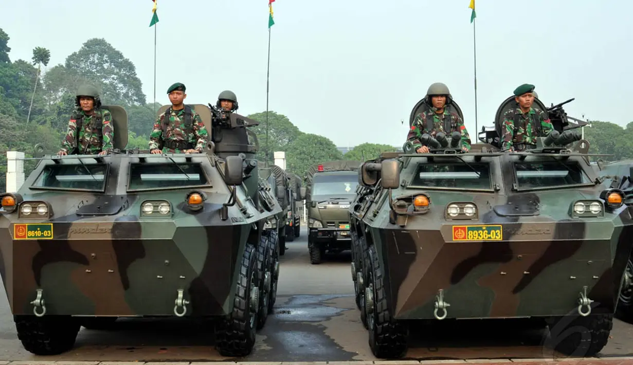 Dalam apel ini ditampilkan pula 10 panser Anoa dan enam truk militer Reo, Jakarta, (16/10/14). (Liputan6.com/Johan Tallo)