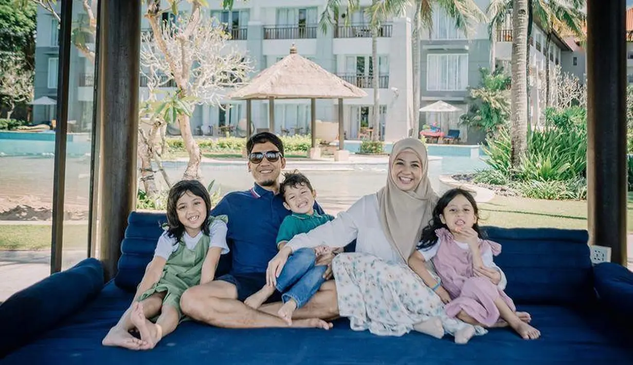 Mereka tampil kompak dalam balutan outfit nuansa cool tone. Natasha tampil memesona mengenakan blouse, rok floral, dan hijab warna krem. (Instagram/desta80s).